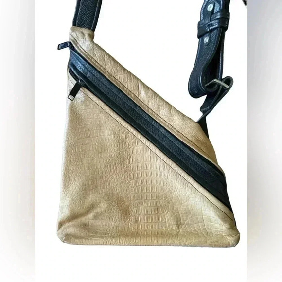 Tom Thomas Leathers Daz Asymmetrical Crossbody - Picture 2 of 15